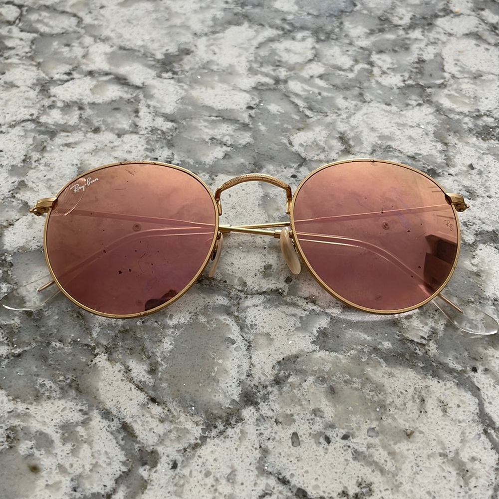 Ray-ban round sunglasses with gold frame and rose gold lens.